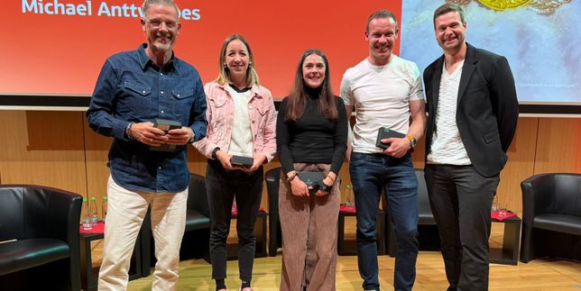 Moderator Michael Antwerpes, Biathletin Franziska Preuß, Langläuferin Colette Rydzek, Rodler Felix Loch und Bobfahrer Johannes Lochner (von links).